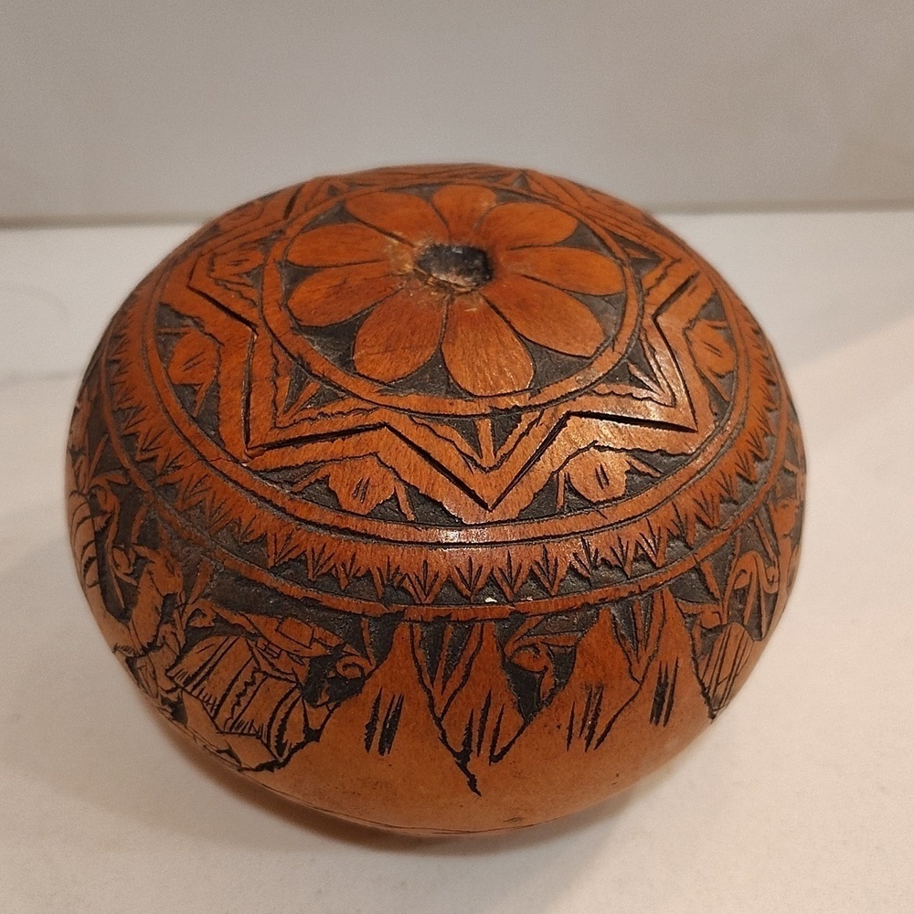 Carved gourd round box with star lid Leoncio Veli in Peru camel mountain
